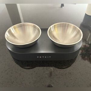 Adjustable elevated pet bowl